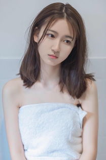 日本电眼熟女美模泳衣写真